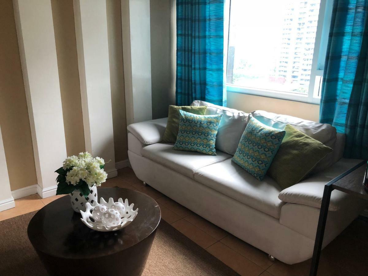 Loft Condo Beside Shangri-La Fort Manila Bagian luar foto